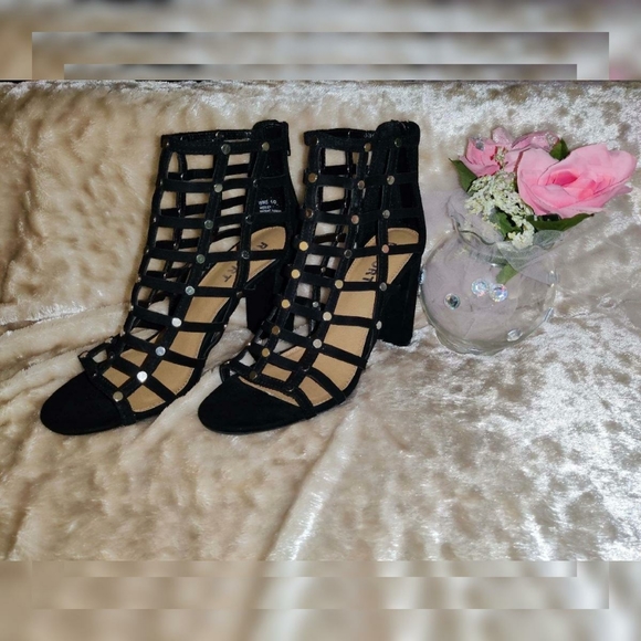 Woman's black heels - Picture 1 of 4